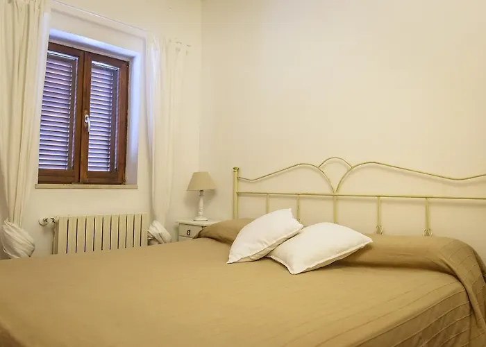 Daire Nel Blu Dipinto Di Blu - *